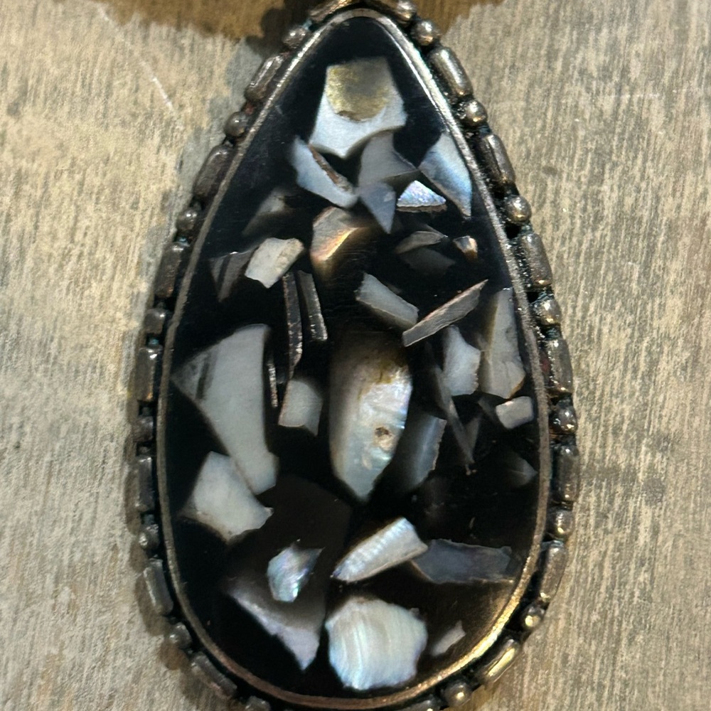 Decorative pendant on choker style necklace